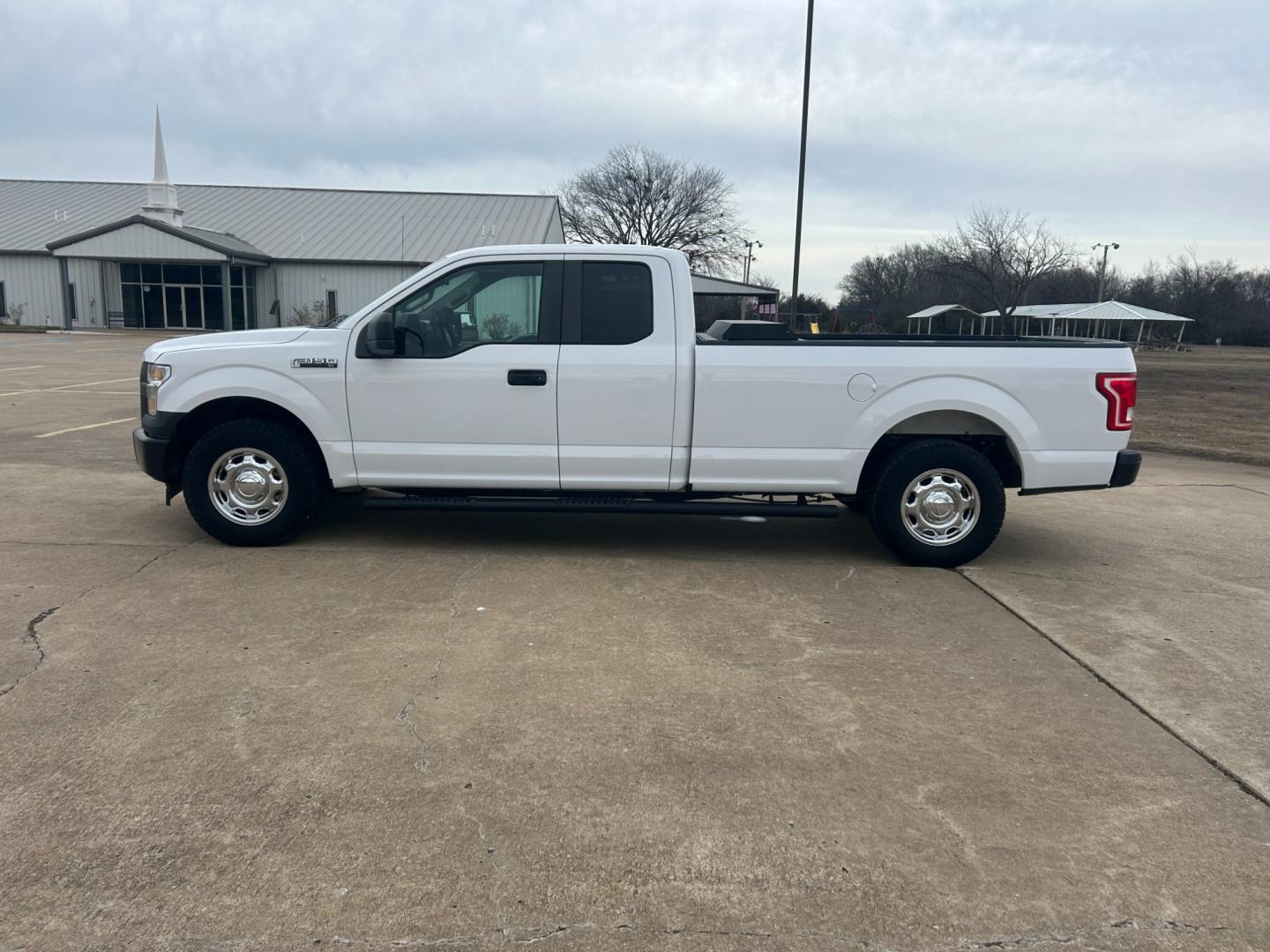 2017 White /Gray Ford F-150 XLT SuperCab 8-ft. Bed 4WD (1FTEX1EF4HK) with an 5.0L V8 OHV 16V engine, 6-Speed Automatic transmission, located at 17760 Hwy 62, Morris, OK, 74445, (918) 733-4887, 35.609104, -95.877060 - Photo#7